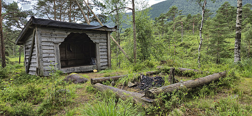 Shelter next to the tractor road