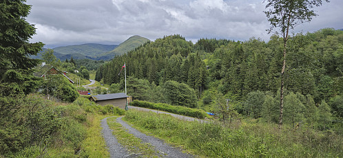 Looking back at Høghaugen with Hausdalshorga in the background