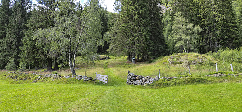 Looking back at the trailhead at Flatkvål
