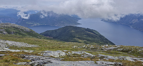 Looking down at Røvhaug from Grimsnuten. Oksen in the background.