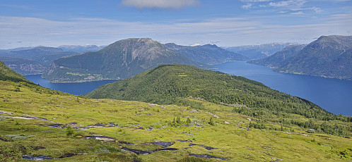 Oksen, Ingebjørfjellet, Midtfjell and Hardangerbroen from Hausastølen