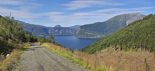 Skamdalshorgi and Oksen from the gravel road