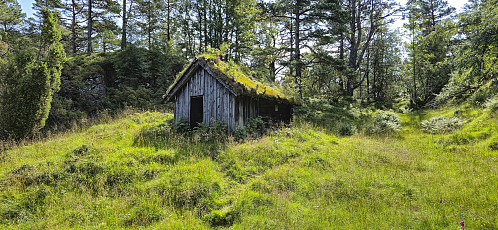 Passing Liasete on the way to Gulbergnotten