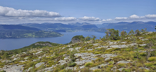 Øystese from the descent from Gulbergnotten with Jonahornet at the center
