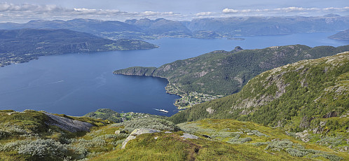 Looking back at Jonahornet and Gulbergnotten from the ascent to Vikanuten