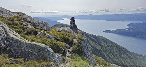 Large cairn west of the summit of Vikanuten
