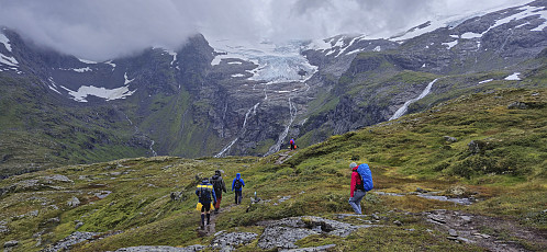Descending from Hanakamb with Dettebreen in the background