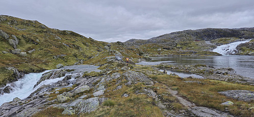 Endre approaching the second bridge west of Skjerjavatnet