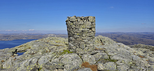 The cairn at Skjerjavasshovden with Fresvikbreen to the right