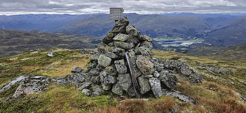 The cairn at Såta with Oppheimsvatnet in the background