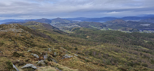Descending to Hjortland with Veten to the left of center