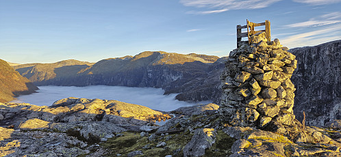 The large cairn at Jordalsnuten with Nærøydalen in the background