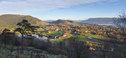 Furehaugen from the gravel road to Ytre Moberg with Fusafjellet to the right