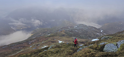 Returning to Verpelstadstølen with Bolstadfjorden and Furnes to the left