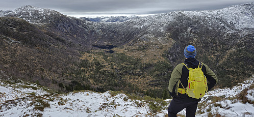 Endre planning the ascent to Hisbotsnuken