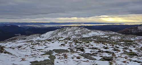 South/southwest from Hisbotsnuken