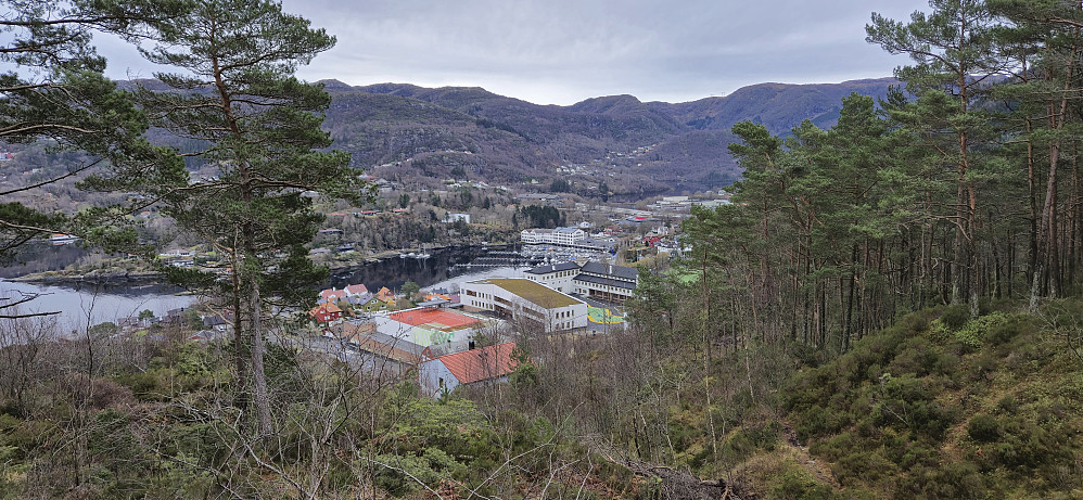 Eidsvåg skole and Koparvika with Stangelifjellet in the background