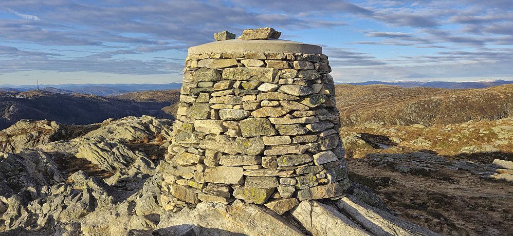 The recently rebuilt cairn at the top of Ulriken with the antenna at Rundemanen to the left
