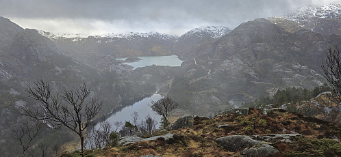 Midthølen and Fjellhaugvatn from the descent