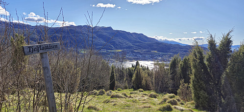 Tjellflotåsen with Skånevik in the background