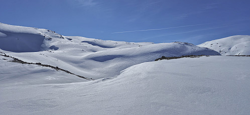 Descending to a small unnamed 1146 lake north of Vetlavatnet