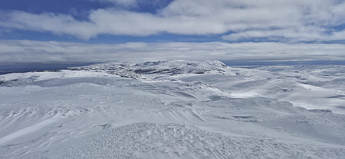 Towards Kyrkjedørsnuten, Folarskardnuten and Hallingskarvet from Flakavassnutane