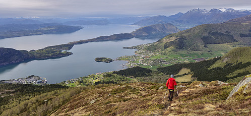 Petter descending with Uskedal in the background