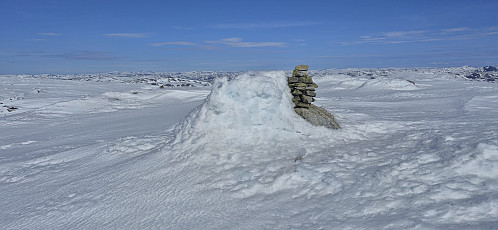 The summit cairn at Vargabreen