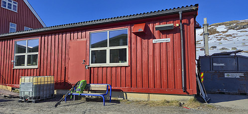Waiting for the train at Togallmenningen :)