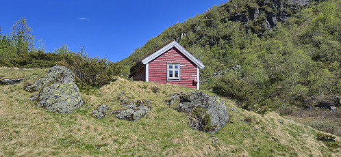 A cabin next to the trail in Bjørndalen