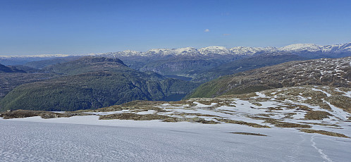 Looking back at Granvinsvatnet from just below the summit
