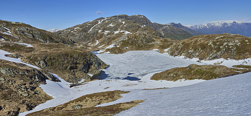Returning to Oksatjørni and Larsbu with Ingebjørgfjellet in the background