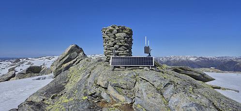 The summit cairn with the large boulder to the left