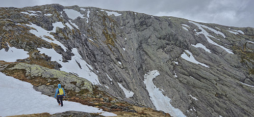 The steep drops west of the ridge