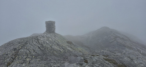 The cairn at Sørskarfjellet with the highest point to the right