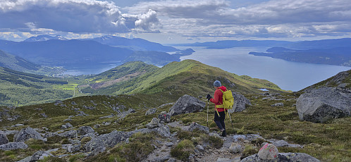 Descending along the ridge from Gråurdstinden