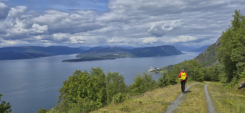 Following the gravel road back to Geitabu. Varaldsøy and Årsnes in the background.