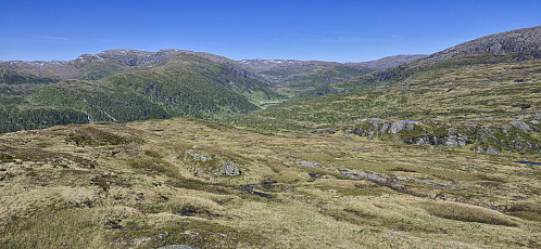 Descending from Loneggi with Gullbrå at the center and Blyfjell to the left