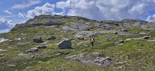 Ascending towards the summit of Simlenuten