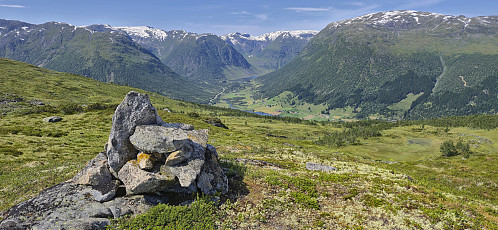 Towards Anestølsvatnet from east of Vardafjellet with Torstadnakken to the right