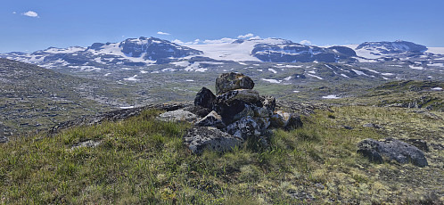 Vetle Hansbunuten with Hardangerjøkulen in the background