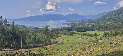 Returning along the gravel road to Skånevik