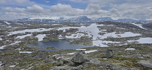 Southeast from Storhaugene with Larsaslahøgdi to the right