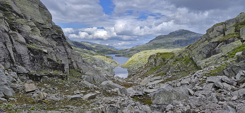 Descending towards Karaldavatnet with Karaldenuten to the right