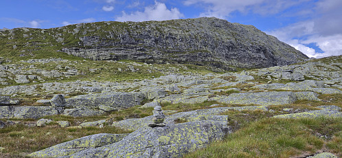 Following small cairns towards Hyvingen