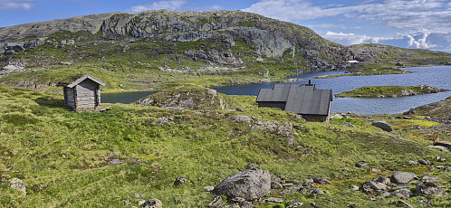 Reinsdyrhytta with Hyvingen in the background