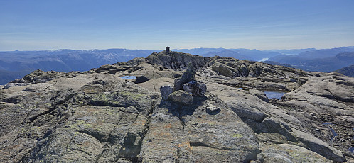 The Peakbagger summit at Skorafjellet with the Peakbook summit in the background