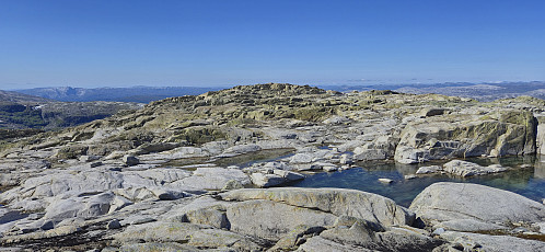 The third, and clearly lower, northwestern summit at Skorafjellet