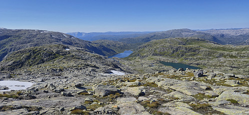 Vesetvatnet and BT-hytten from the descent from Skorafjellet