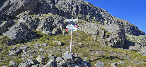 Hiking signs near Gummen